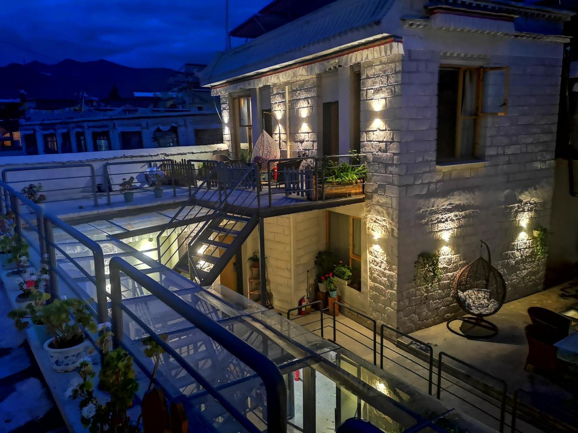 Fengma Feiyang Hostel Lhasa Bagian luar foto