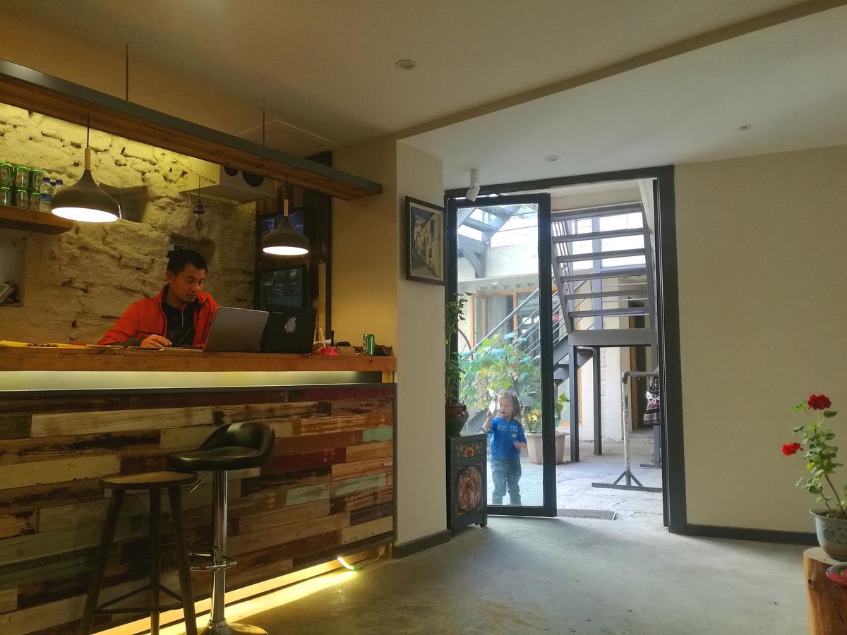 Fengma Feiyang Hostel Lhasa Bagian luar foto
